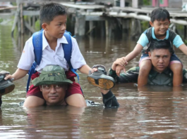Anggota TNI Terobos Banjir Gendong Siswa SD yang Hendak ke Sekolah