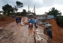 Pemotor Nekat Lintasi Jalan Km 171 Satui Barat, Motor Terjebak Lumpur Terpaksa Didorong