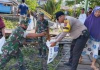 TNI- Polri Bersihkan Lingkungan Warga Bantaran Sungai Martapura