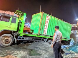 Truk Kontainer Nyaris Tercebur ke Sungai Martapura, Bagian Belakang Timpa Kapal Tiung