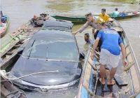 Nekat Terobos Banjir, Pasutri Nyaris Tenggelam Terseret Arus Bersama Mobilnya di Pangkalan Bun
