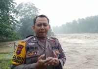 Banjir di Simpang 4 Haruyan HST Capai Lutut Orang Dewasa