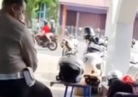Viral! Pemotor Kesurupan Ditilang Melawan Arus, Reaksi Polisi Mengejutkan