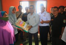 Sejumlah 37 KK di Desa Mayangsari Kabupaten Kotabaru Dapat Bantuan Beras CPP dari Pemkab Kotabaru