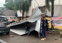 Atap Parkiran RSUD Ulin Banjarmasin Ambruk Menimpa Motor dan Ambulans