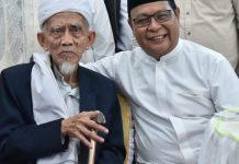 Silaturahmi Paman Birin dengan KH Muhammad Saberan Afandi di Milad Satu Abad Ponpes Rakha Amuntai