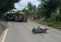 BREAKING NEWS Truk Terbalik di Desa Panggung Pelaihari, Dua Orang Terkapar
