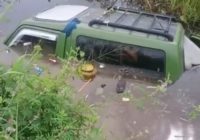 Mobil Tercebur Dihantam Truk Tangki di Desa Sungai Buluh HST