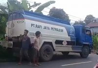 Tiga Truk Tangki Diduga Penabrak Mobil Tercebur di Desa Sungai Buluh HST Diamankan Warga