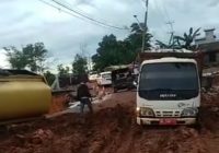 Dua Truk Terperosok di Jalan Nasional Km 171 Desa Satui Kabupaten Tanah Bumbu