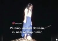 Diduga Kerasukan Kuntilanak Gadis ini Naiki Atap Rumah Video Viral