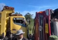 BREAKING NEWS Lagi, Laka Truk vs Truk di Tikungan 92 Kintap, Kabupaten Tanah Laut