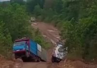 Truk 'Jumping' Mobil Box Terperosok di Jalan Alternatif Jalan A Yani km 171 Satui Kabupaten Tanah Bumbu