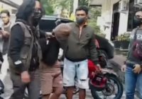 Video Pelaku Pencabulan Diserahkan Langsung Keluarga Korban ke Kantor Polisi Viral