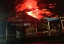 Kebakaran 2 Rumah dengan 1 Bedak 4 Pintu Dini Hari di HSS, Korban Jiwa 18 Orang
