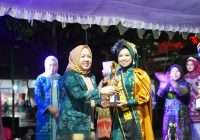 Bupati Bangga Fashion Show Tenun Muslimah di Tanah Bumbu, Promosikan Produk Khas Pagatan
