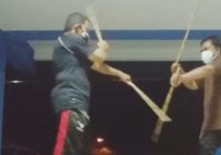Melatih Beladiri Tongkat Ganda Berpasangan