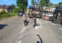 Truk Fuso LPG Lebih Dulu Oleng dan Roboh Ke Kanan, Arah Berlawanan Datang Dump Truk Kuning Hingga Terjadilah Tabrakan di Km 92 Kintap