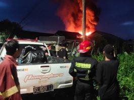 Malam-malam Api Berkobar di Banyiur Dalam Banjarmasin, Pemadam Kebakaran Berjibaku Padamkan si Jago Merah