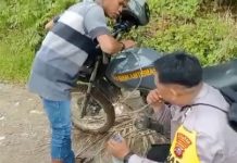 Salut, Polisi HST Ini Sedot Tangki Berikan BBM ke Motor Warga Hantakan yang Mogok