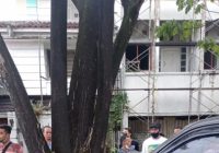 BREAKING NEWS: Toyota Kijang Tabrak Pohon di Jalan Pramuka, 5 Orang Dilarikan ke Rumah Sakit, 1 Kritis