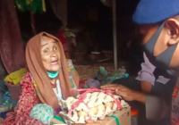 Sat Polairud Polresta Banjarmasin Bawa Sembako untuk Nenek Niah di Alalak Selatan