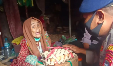 04112022_Nenek Niah dikunjungi jajaran Satpol Airud Polresta Banjarmasin.