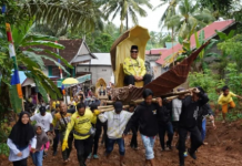 Paman Birin Diusung di Atas Perahu Diarak Keliling Desa Tanjung Seloka