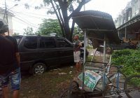 Kronologi Toyota Kijang Tabrak Pohon di Jalan Pramuka Pal 6, Sempat Seruduk Gerobak dan Motor