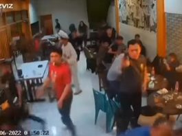 Kena Batunya! Kawanan Remaja Bersajam Serang Jukir Hingga Masuk Warung Tempat Polisi Ngopi