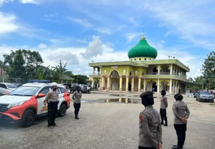 11112022_Polres Tanah Laut turunkan Polwan amankan pelaksanaan ibadah shalat Jumat, 11 November 2022. (wartabanjar.com - Ist. Polres Tala)