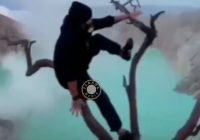 Ngeri, Detik-detik Wisatawan Nyaris Masuk Kawah Ijen Saat Ranting Tempat Selfie Patah