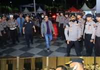Kenakan Jins dan Sneakers, Kapolda Kalsel Berbaur di Tengah Penonton Festival Musik di Kayutangi