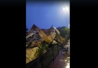 Jelang Magrib, Tugu Ketupat di Siring Sungai Baru Roboh