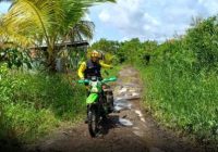 Hari Libur, Mujiyat Naik Trail Terobos Jalan Berlumpur Menuju Tabunganen