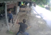 Dua Pria Pegang Samurai dan Belati Duel Terekam CCTV, Satu Tewas