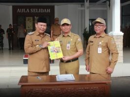 Sekda Kabupaten Batola Serahkan Jabatan Plh Kepala Daerah ke Mujiyat