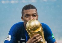 Masuk Timnas Prancis ke Piala Dunia Qatar 2022, Kylian Mbappe Cium Trofi Piala Dunia