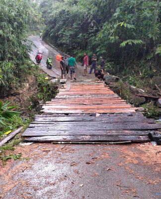 Akses dari Tanuhi ke Desa Ulang Loksado Lewati Jembatan Darurat