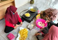 Emak-emak di Tanah Bumbu Dilatih Jadi Wira Usaha, Olah Kripik Pisang dan Singkong