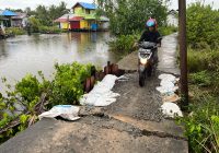 PRIHATIN, Jalan Amblas Sungai Gampa Banjarmasin Ditutup Karung Pasir