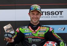 Pembalap WBSK Jonathan Rea Bingung Lihat Banyak Piring di Meja Saat Makan Nasi Padang