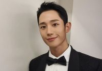 Gaya Busana Jung Hae In di Bandara Saat Bertolak ke Bali