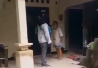 Viral Wanita Arahkan Kapak ke Petugas PLN