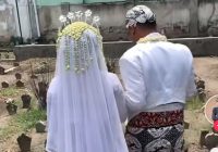 Viral Pasangan Pengantin Pilih Berfoto di Kuburan, Kisahnya Buat Haru