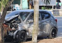Mobil Terperosok di Depan Warung Makan Saraba Nyaman Gambut
