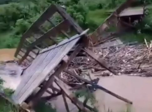 Detik-Detik Jembatan Tambak Haladan Pelaihari Ambruk Terbawa Arus Sungai