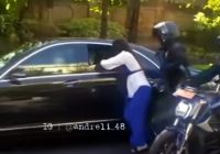 Nekat! Wanita ini Cegat Mobil Jokowi, Paspampres Panik