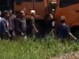 Ribut, Ambulans Jenazah Tertahan Truk di Jalan Gubernur Soebardjo Banjarmasin