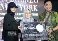 Istri Wali Kota Banjarbaru, Vivi Zubedi Lelang 10 Baju Rancangannya